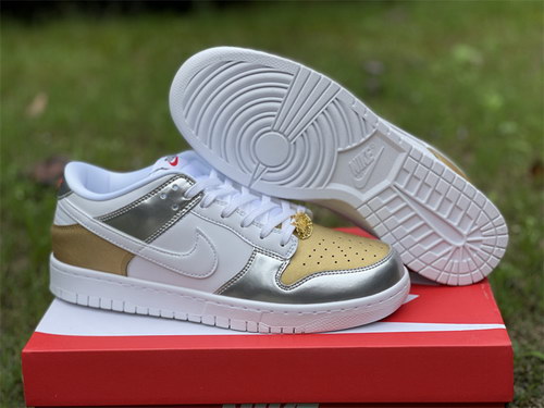 Nike Dunk Low WMNS “Metallic”